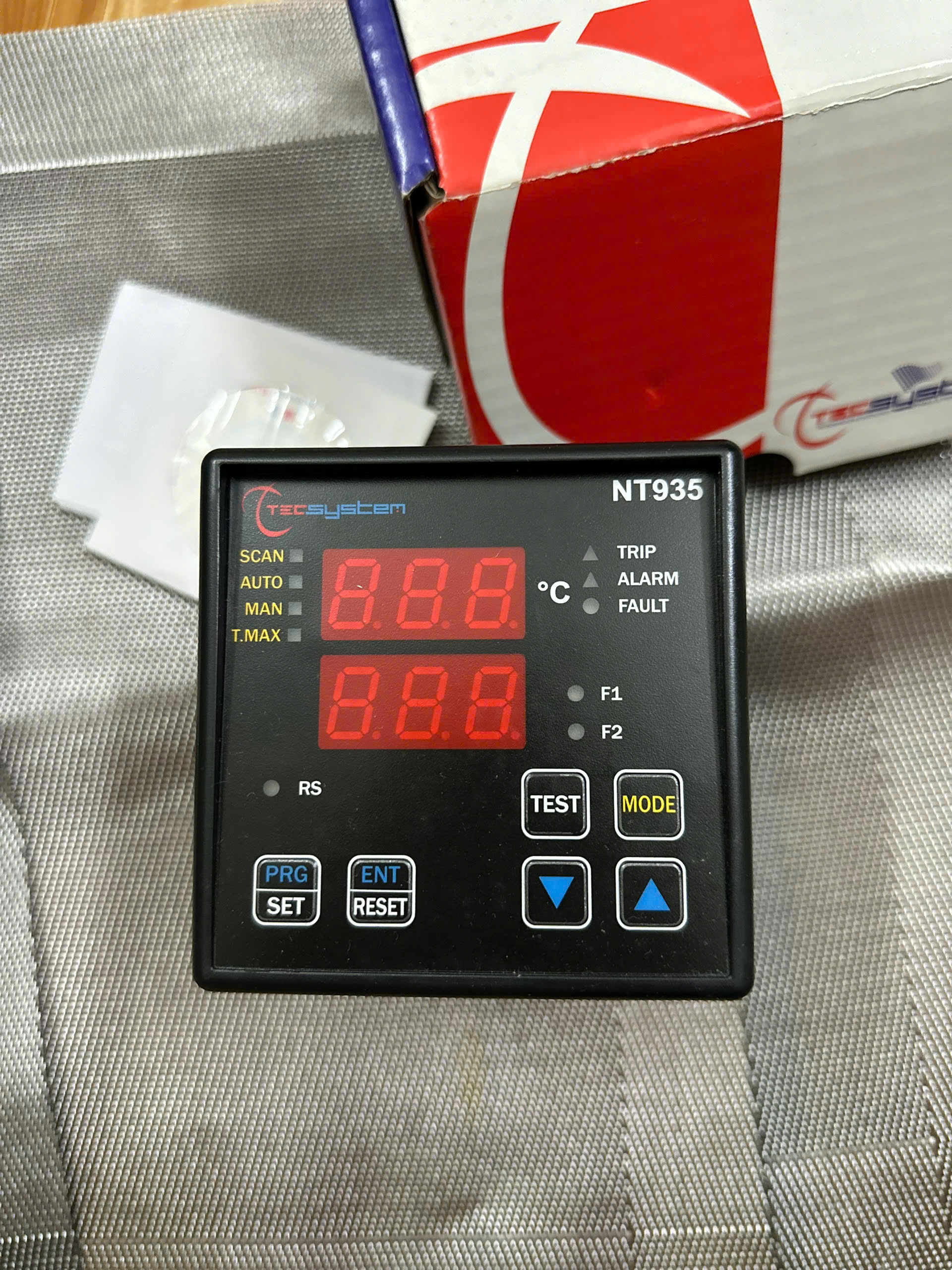 Bộ điều khiển và hiển thị nhiệt độ kỹ thuật số Tecsystem NT935